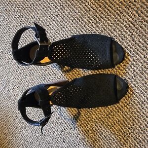 Host Pick 🎉 Universal thread black open toe platform sandals